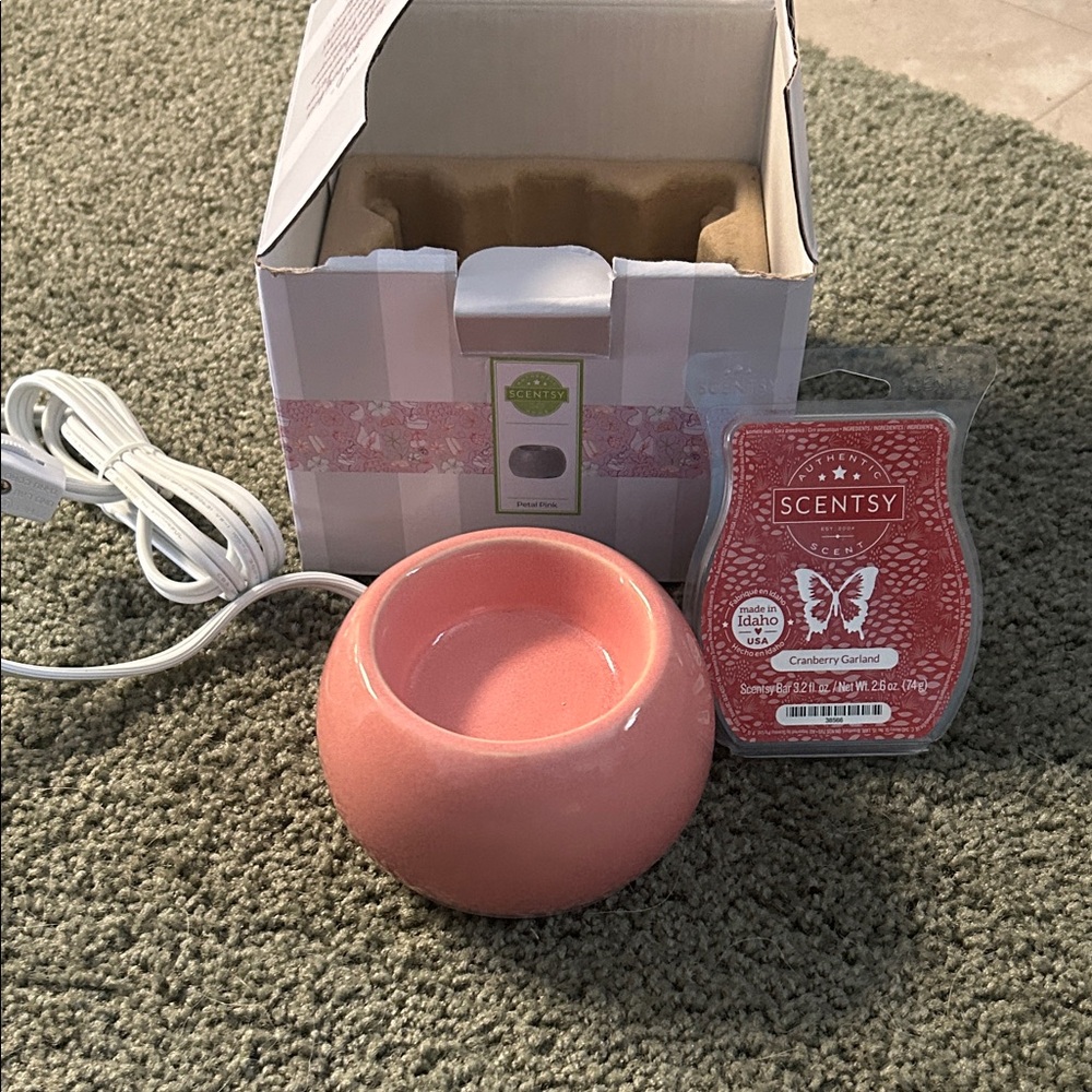 Scentsy Pink Ceramic Plug-In Warmer with Cranberry Garland Wax Bar
